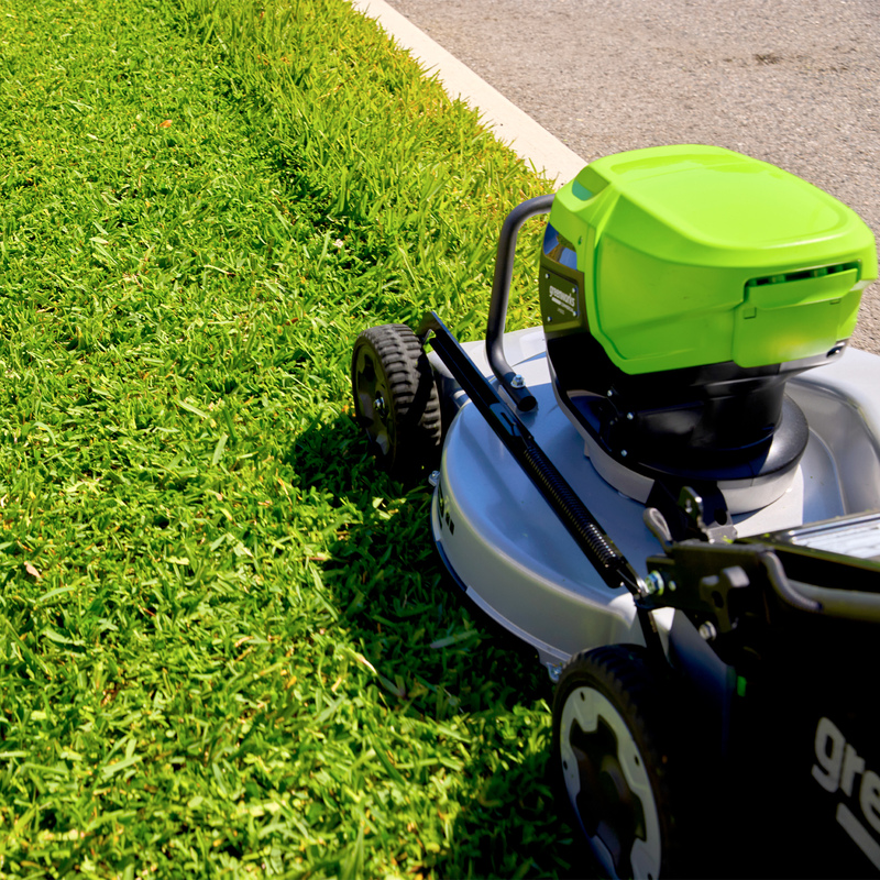 Газонокосилка Greenworks LM221S 82V (56 см) самоходная аккумуляторная, без АКБ и ЗУ