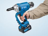 Аккум. заклепочный пистолет BULL CRG 1018 в чем. XLTpro, БЕСЩЕТ., 25 мм, 10000 Н, 1х4 А*ч (2.4, 3.2, 4.0, 4.8 мм, вытяжные, подсветка) (1304594)