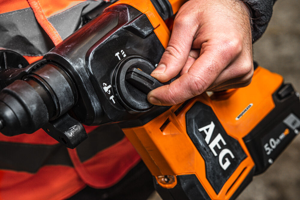Перфоратор аккумуляторный AEG BBH18BL2-502C
