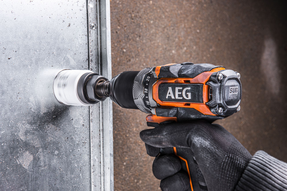 Дрель-шуруповерт аккумуляторная AEG BS18SBL-202C