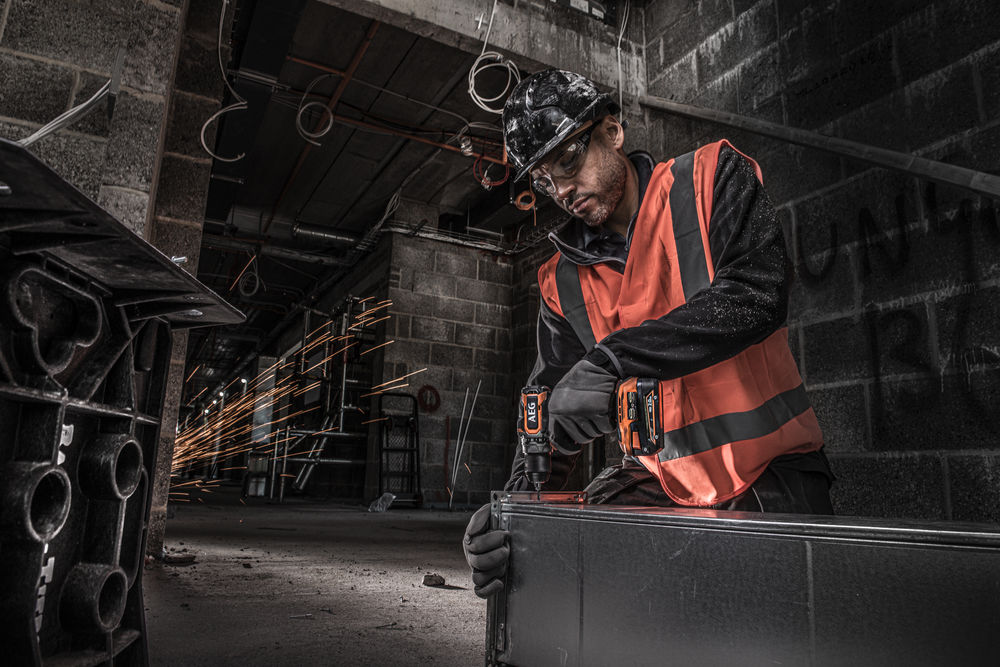 Дрель-шуруповерт аккумуляторная AEG BS18SBL-202C