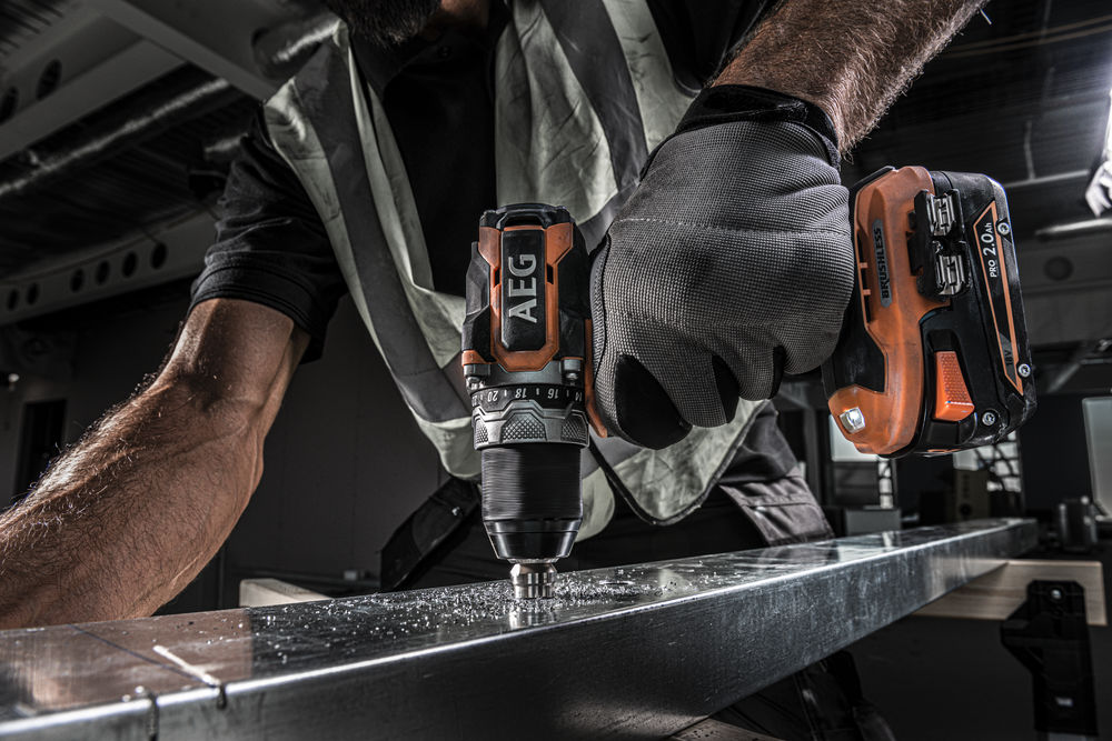 Дрель-шуруповерт аккумуляторная AEG BS18SBL-202C