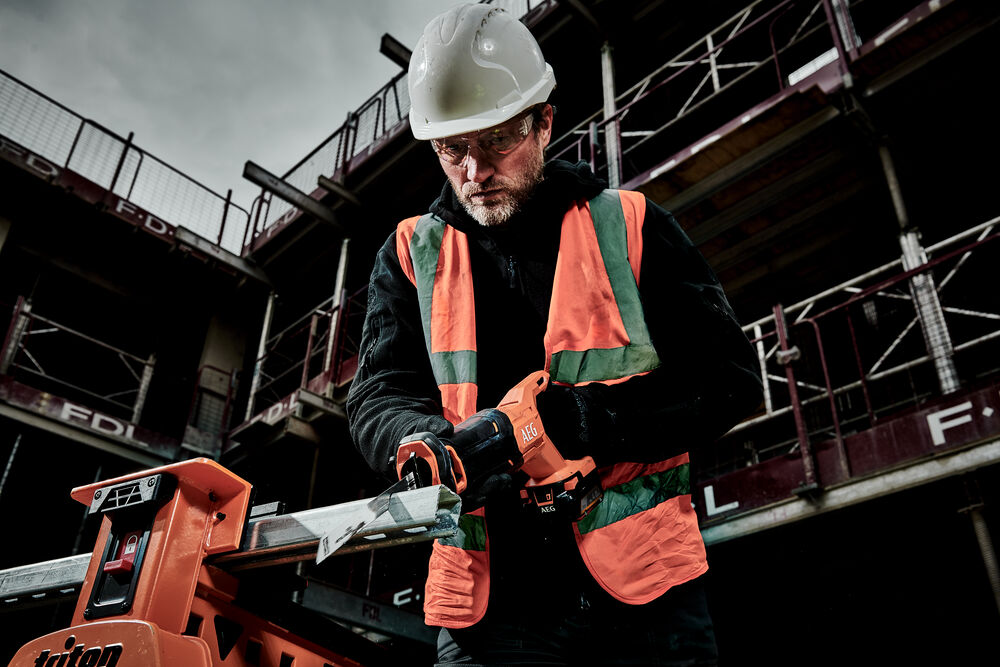 Пила сабельная аккумуляторная AEG BUS 18C2-0 (без батареи)