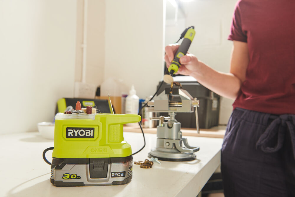 ONE + / Прямая шлифмашина RYOBI RRT18-0