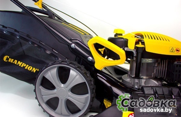 Колёсная газонокосилка Champion LM5345