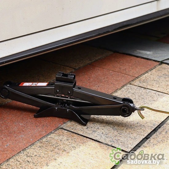 Ромбовый домкрат Deko DKJ04 2.2т