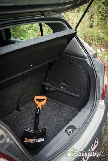 Лопата штыковая остроконечная Fiskars Solid 1014809