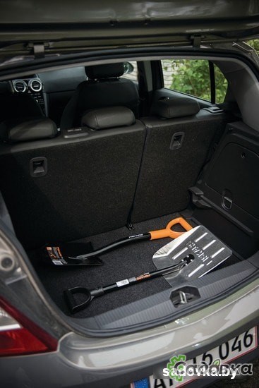 Лопата штыковая остроконечная Fiskars Solid 1014809