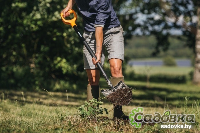 Лопата штыковая остроконечная Fiskars Solid 1003455