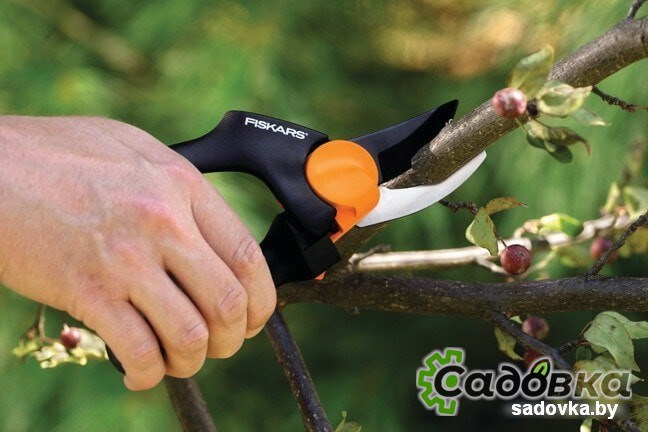 Секатор Fiskars PowerGear 1000574