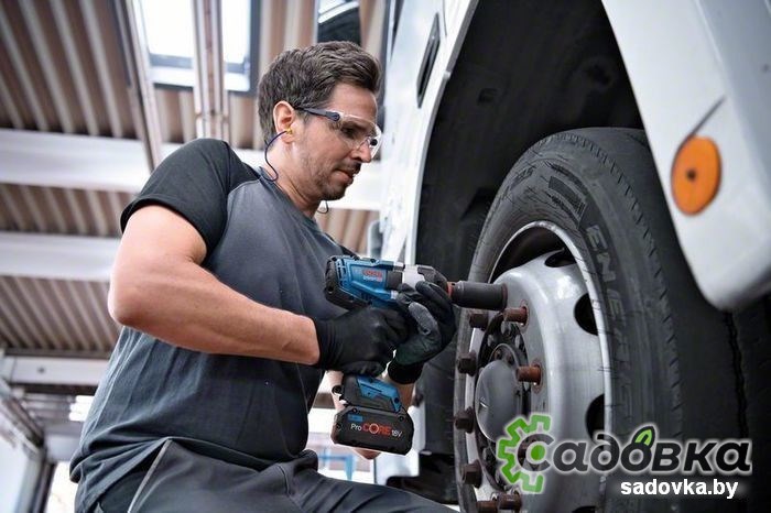 Гайковерт Bosch GDS 18V-1000 Professional 06019J8304 (с 2-мя АКБ, кейс)