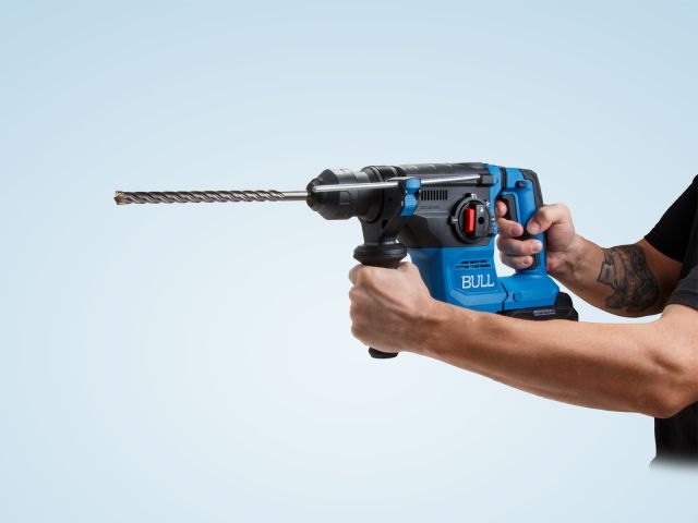 Аккум. перфоратор BULL CBH 1826 Xcase, XLTpro, БЕСЩЕТ., 18 В, 2.6 Дж, 26 мм, 2x6 А*ч, з/у (3 режима + Vario-lock, 3,2 кг) (1333736)