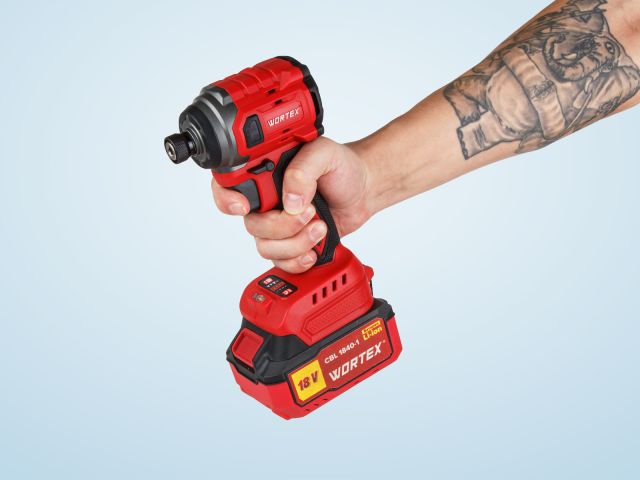 Аккум. ударный гайковерт/винтоверт WORTEX CWR 0218 в чем. XLT 1x4 А*ч, БЕСЩЕТ., 18 В, 220 Н*м (внутр. шестигр. 1/4